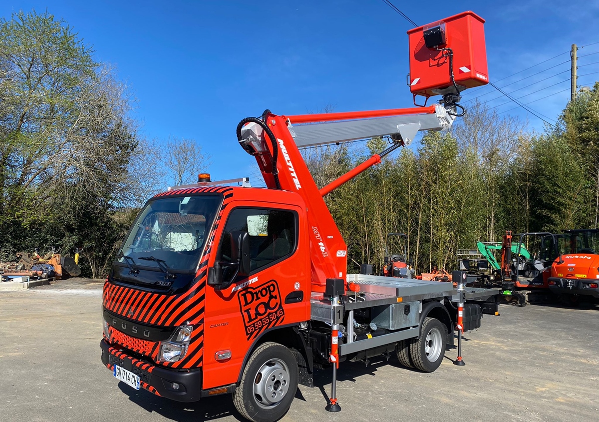 Camion MITSUBISHI NACELLE 16 METRES